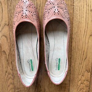 Baretraps Mariah flats, light coral with a laser-cut floral, women's size 9.5